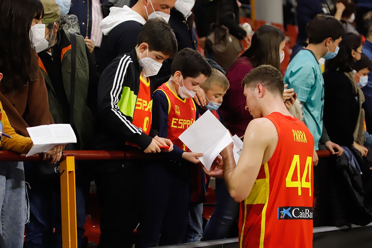 Las imágenes del partido de baloncesto España-Ucrania en Vista Alegre