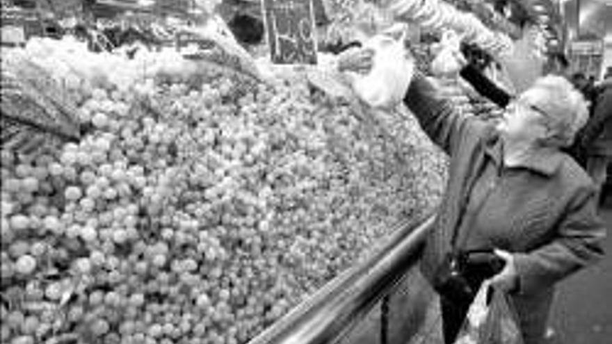 La tradición de comer las uvas en Nochevieja cumple un siglo