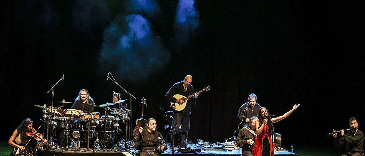 Los ocho integrantes del grupo gallego “Luar na Lubre”, en un momento de su actuación de ayer. | |  IRMA COLLÍN