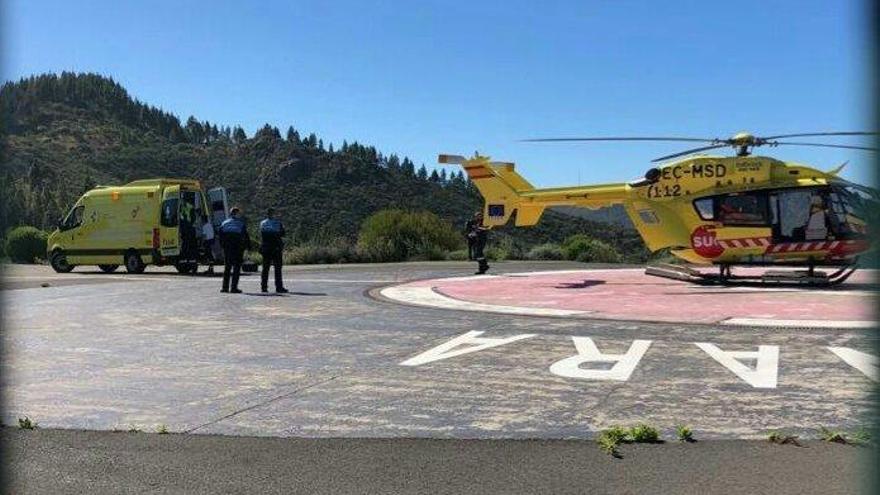 El helicóptero medicalizado en la helisuperficie de Artenara.