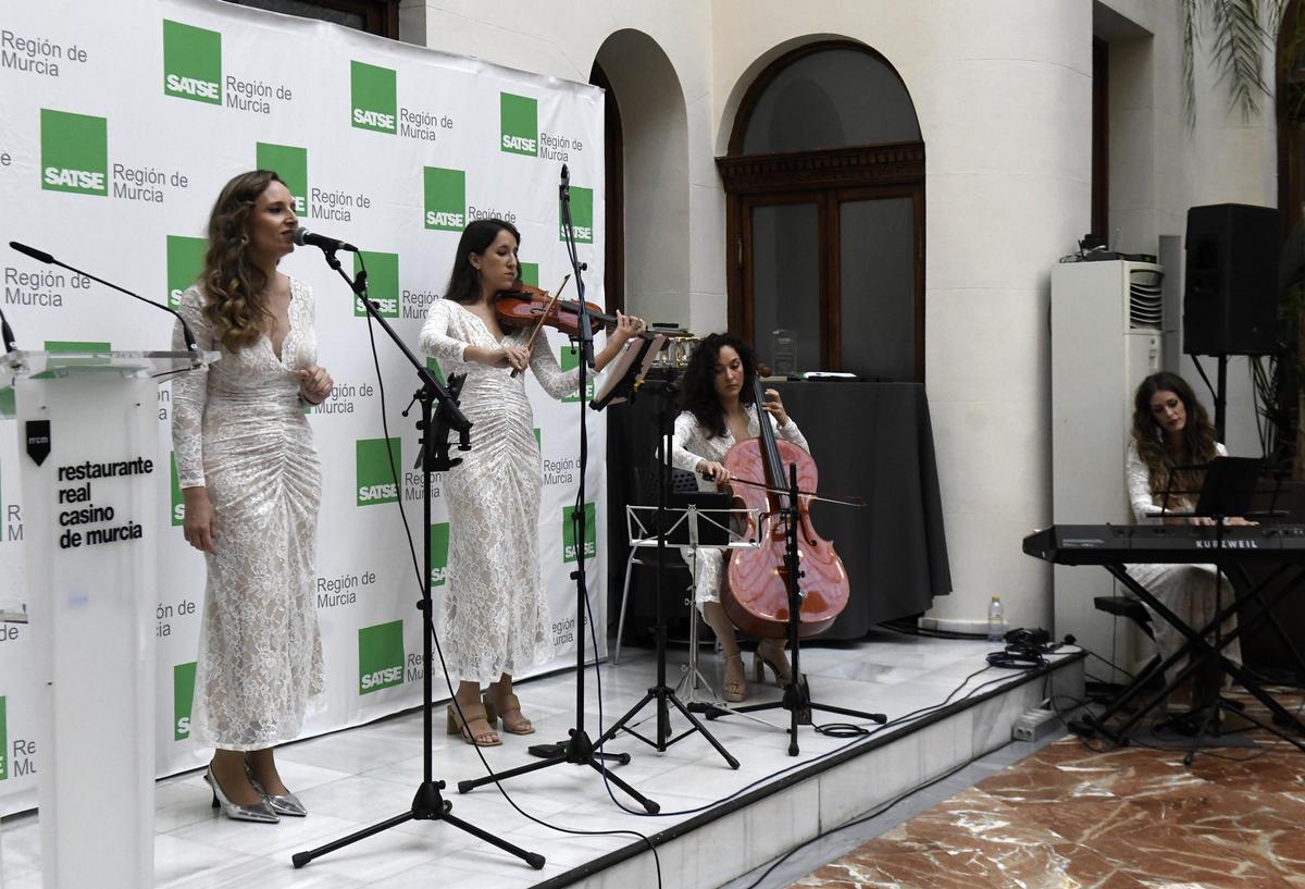 Actuación musical para amenizar el acto