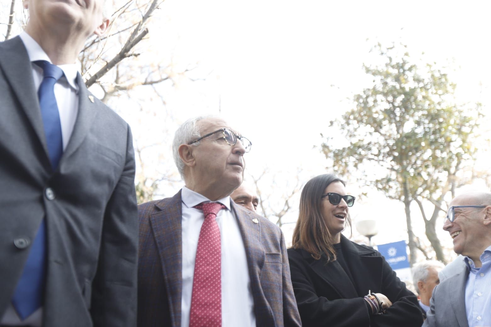 En imágenes | La bandera olímpica ya preside desde las alturas en las instalaciones del CN Helios