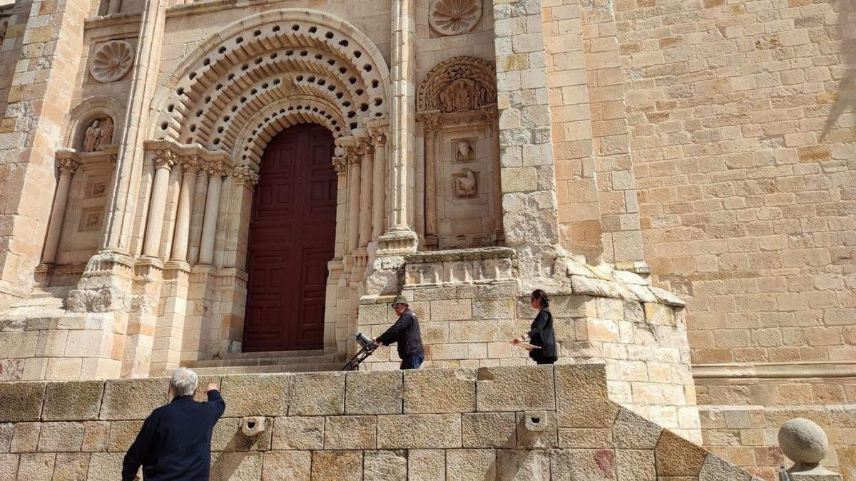 Los técnicos con el georradar por la Puerta del Obispo