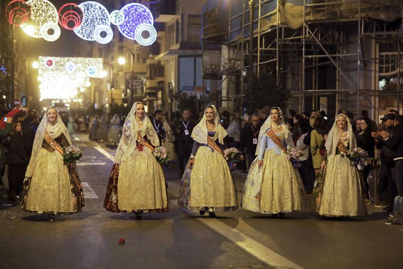 Marina Civera y su corte de honor en la Ofrenda de las Fallas 2019.