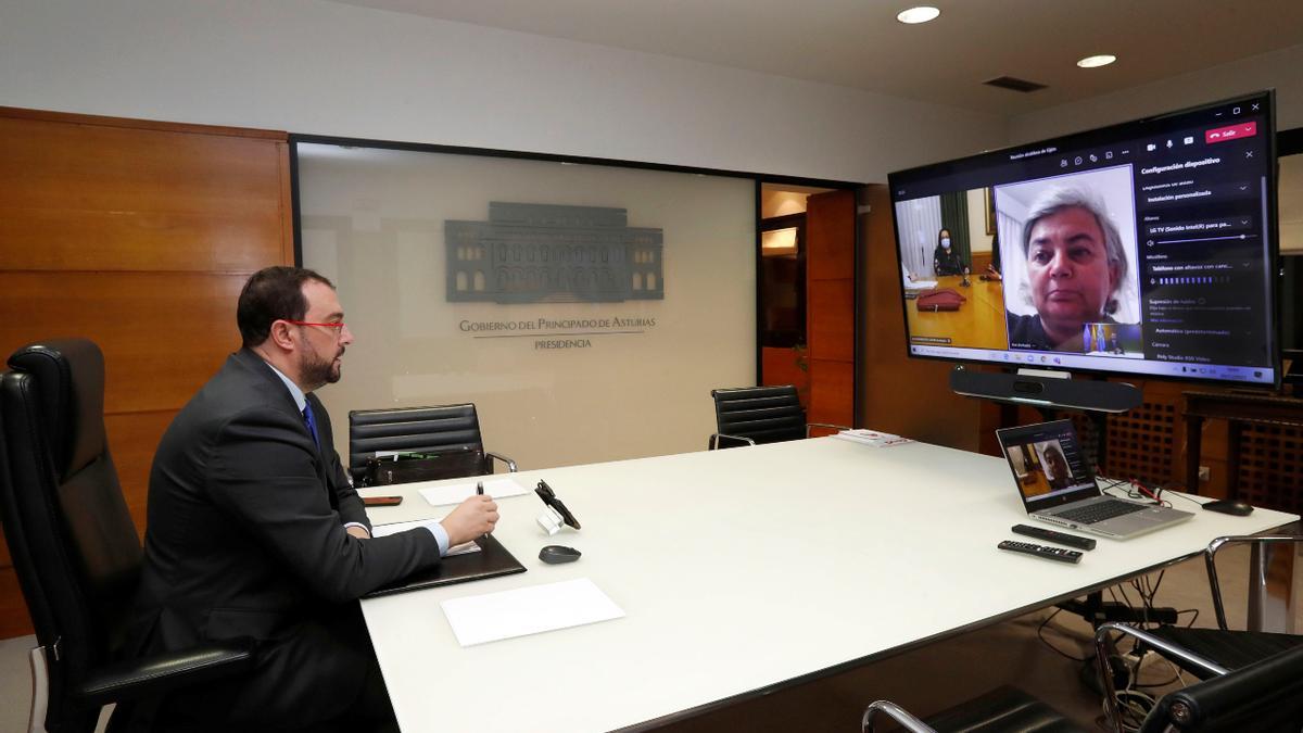 Adrián Barbón, durante la reunión telemática con la alcaldesa, Ana González, ayer. |