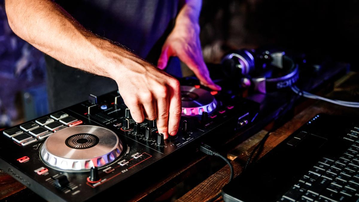 DJ pinchando en una discoteca