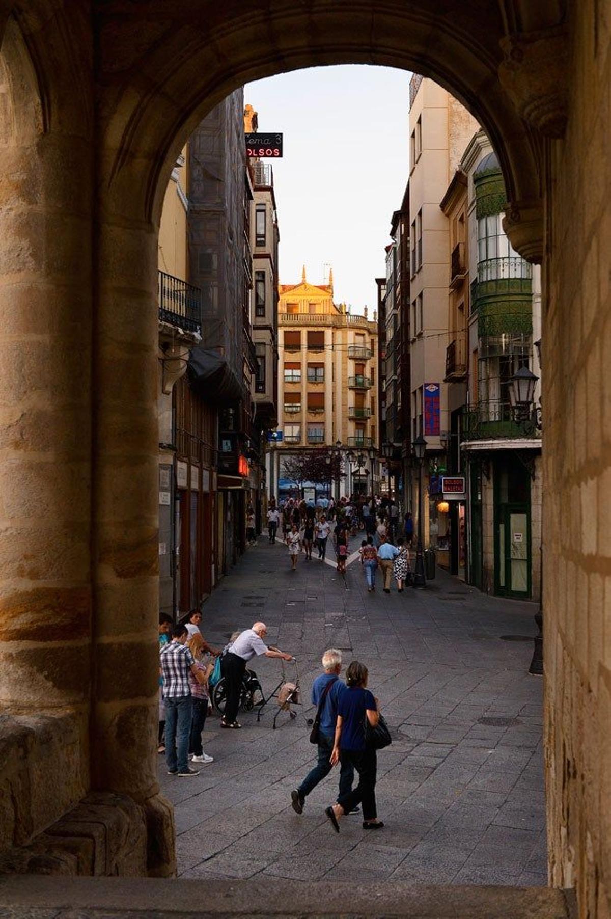 Enmarcados por los arcos del Ayuntamiento viejo, al fondo se ven los edificios de la Plaza de Sagasta, en pleno casco histórico de la ciudad.