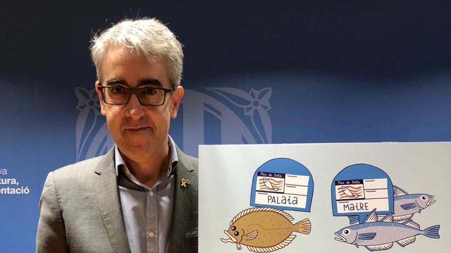 El director general de Pesca, Sergi Tudela, amb el cartell.