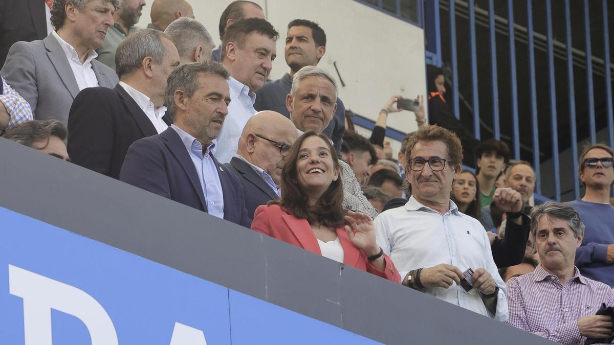 La alcaldesa Inés Rey junto a Álvaro García Diéguez, presidente del Deportivo, en palco de autoridades de Riazor durante el partido del ascenso.