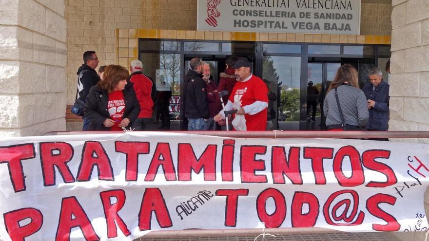 Grupos de enfermos y familiares, durante las protestas.