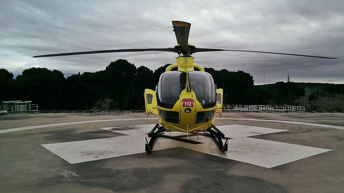 Un helicóptero del 112 en la helipuerto del Hospital Miguel Servet de Zaragoza.   | 