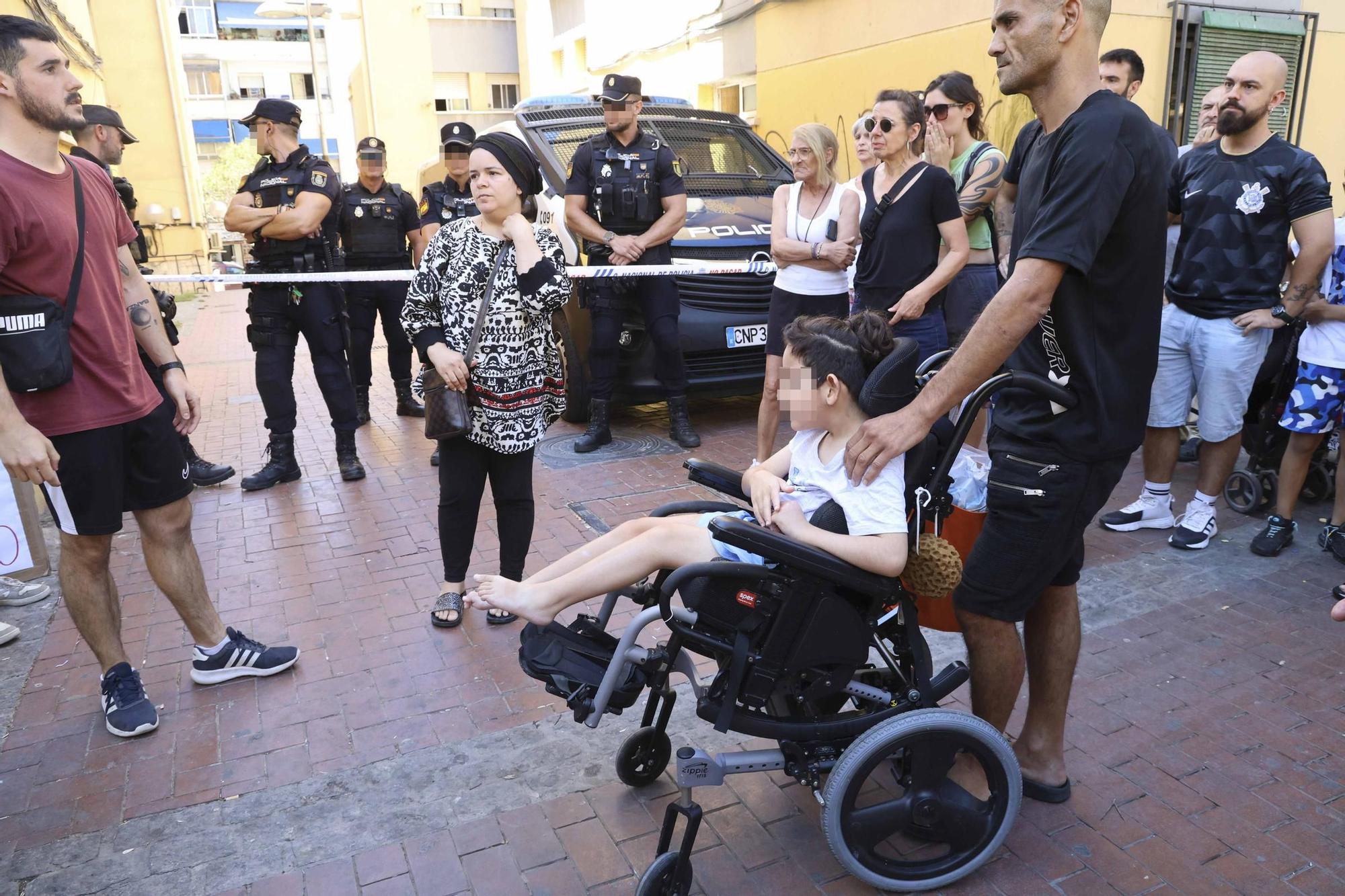 Desahucian en Alicante a una familia con un niño de 6 años que sufre parálisis cerebral