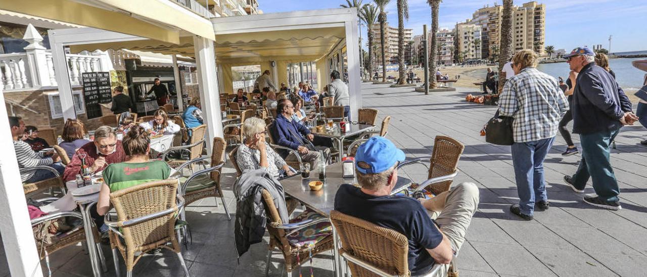 Ochocientos negocios de hostelería con terraza carecen de licencia en Torrevieja