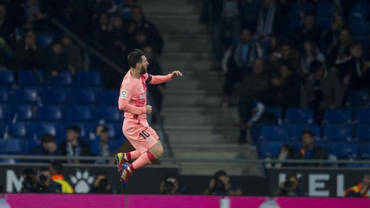 Messi celebra uno de sus goles de falta al Espanyol en el derbi de Cornellà.
