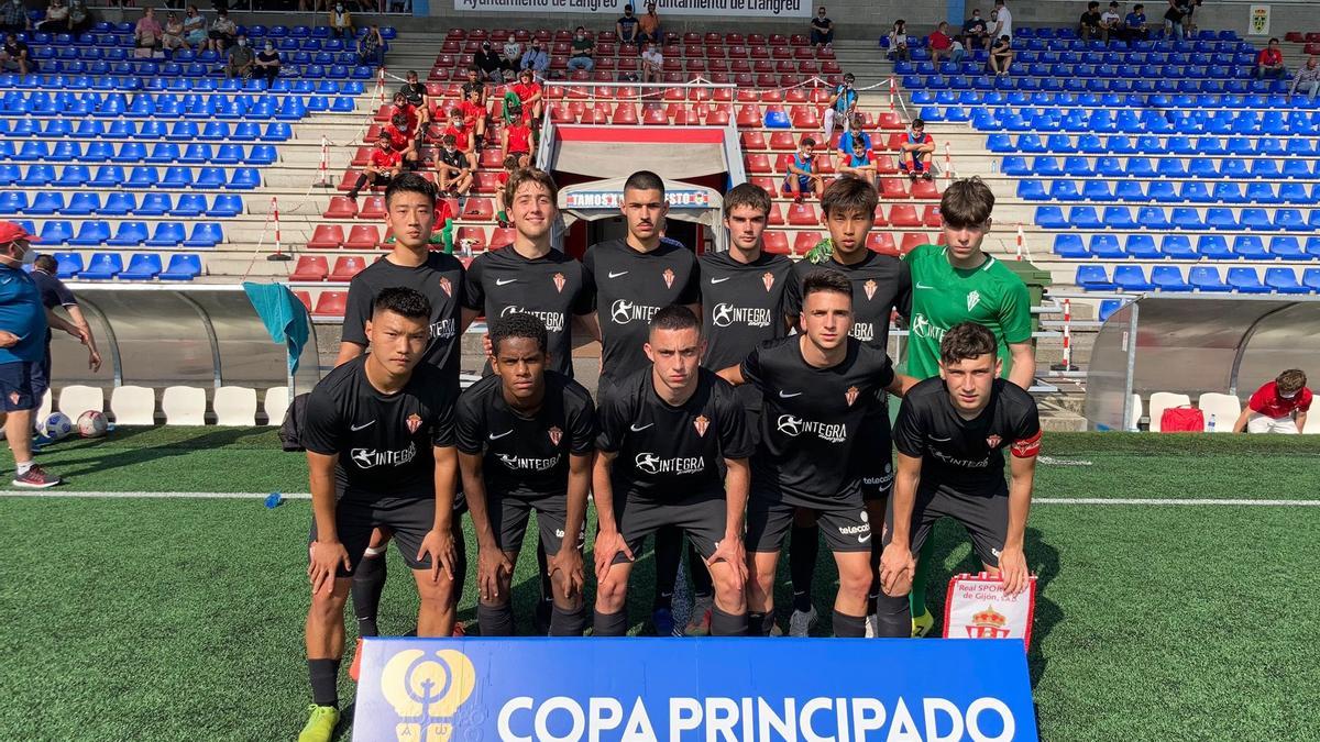 Jugadores del juvenil B del Sporting ayer