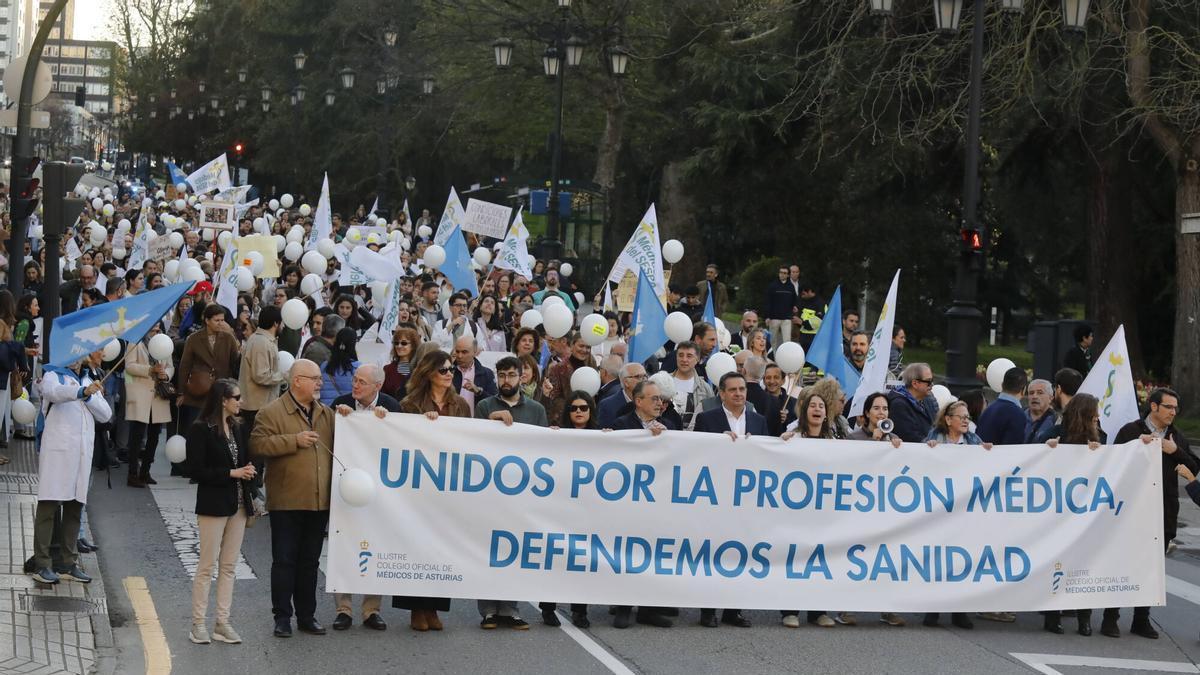 VÍDEO: Así fue la manifestación de médicos en Oviedo