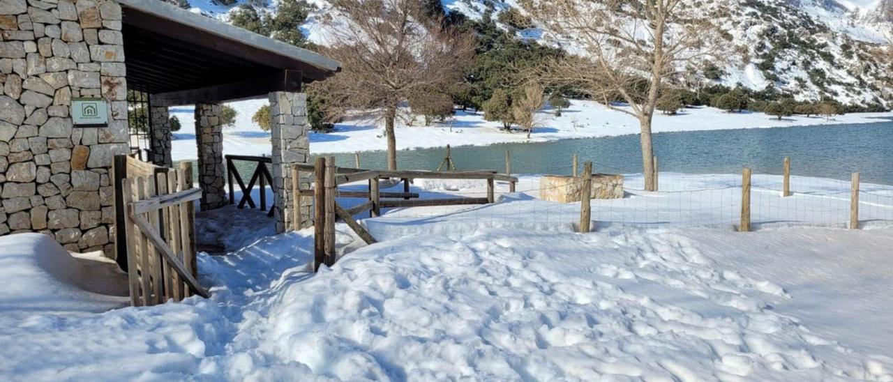 El helicóptero de la Guardia Civil aterrizó con Asunción y su hijo pequeño en el campo de fútbol. | J.MORA