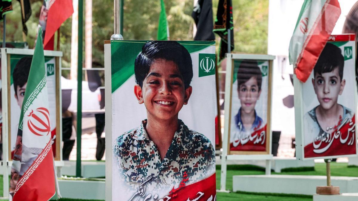 Tumbas de las personas y los niños fallecidos durante el ataque a la escuela primaria Shajareh Tayebeh en un cementerio de Minab, en la provincia iraní de Hormozgán, el 10 de agosto de 2026.
