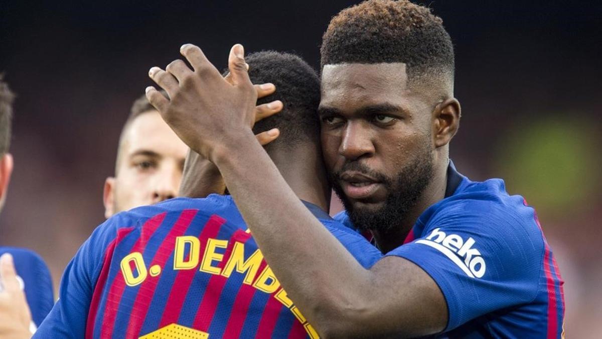 Umtiti felicita a Dembélé tras un gol del delantero al Huesca en el Camp Nou.