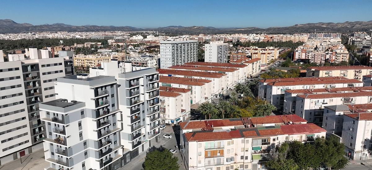 Un vista del barrio de San Antón de Elche, donde se aprecia el constraste entre los nuevos edificios y los antiguos.
