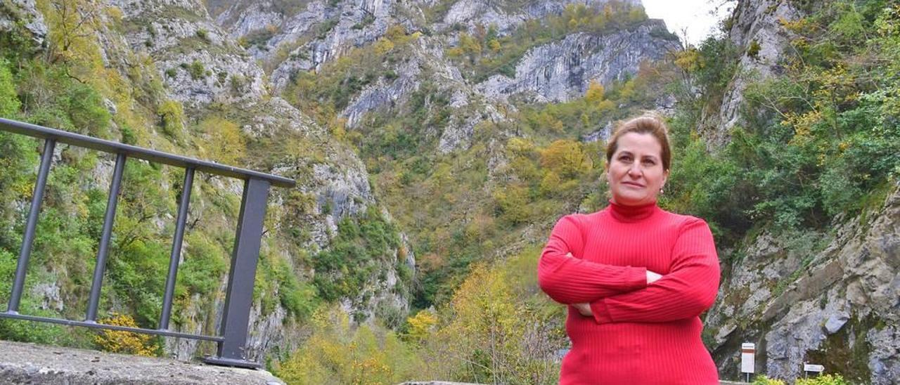 Julia Vidarte, junto al puente de La Huera, con el desfiladero al fondo.