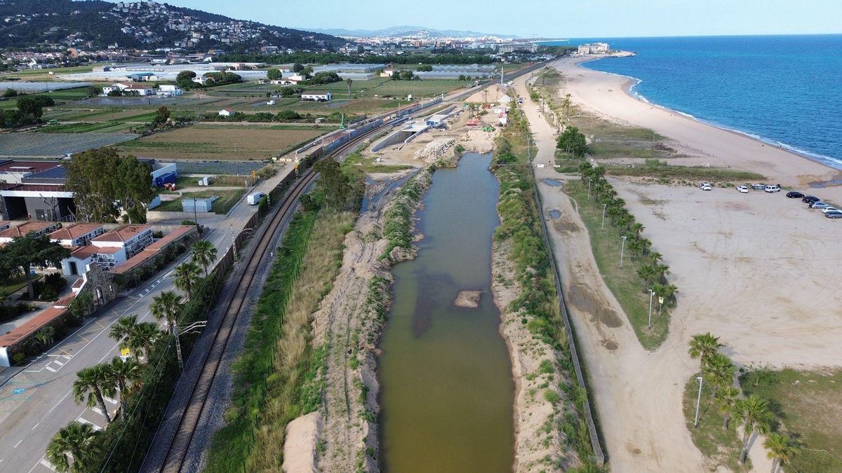 La zona de la que se extrae agua freática para crear un nuevo acceso a la playa. La zona de la que se extrae agua freática para crear un nuevo acceso a la playa.