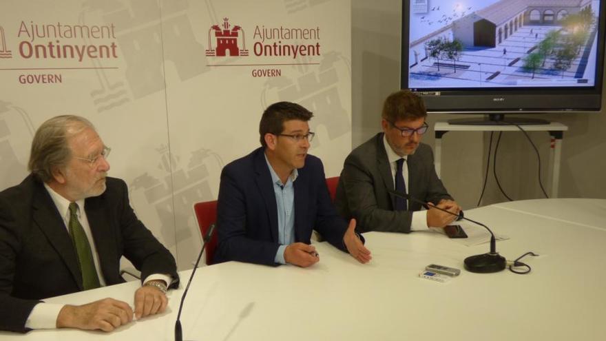 Rodríguez, con el presidente de Caixa Ontinyent y el de Ateval, el día de la firma del convenio para la implantación del museo, en 2018.