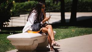 Una mujer fuma en el madrileño parque del Retiro.