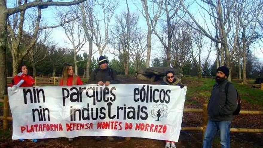 Algunos integrantes en la última contra el parque eólico en Domaio.  // A.P.