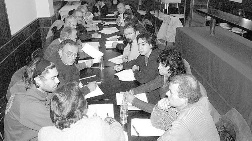 Un momento de la reunión de ayer por la noche de la Plataforma de usuarios del barco