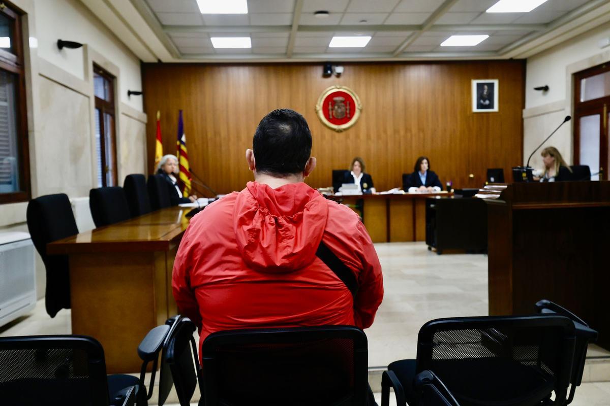 El procesado, esta mañana, durante la vista oral celebrada en la Audiencia de Palma.