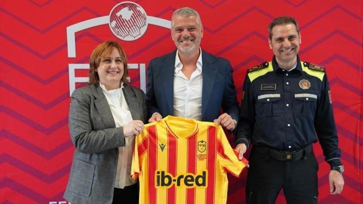 Estarellas, Horrach y Covas posan tras el acuerdo.