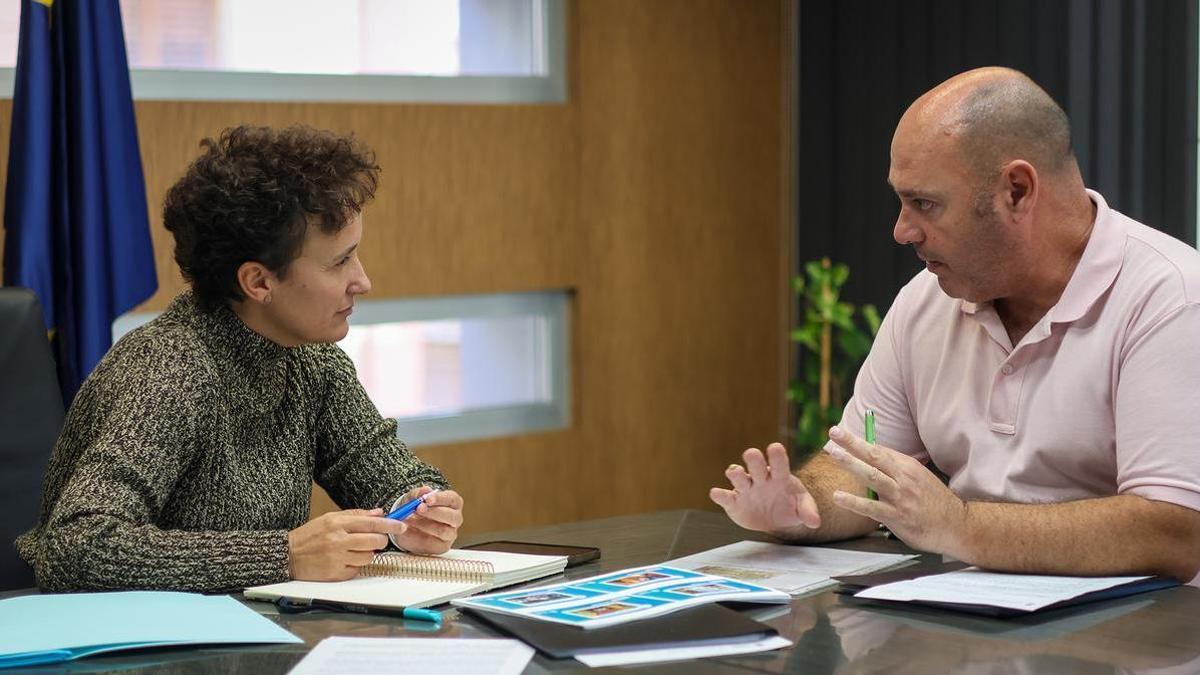 La alcaldesa de Onda, Carmina Ballester, durante una reunión con el concejal de Industria, Vicente Ramón.