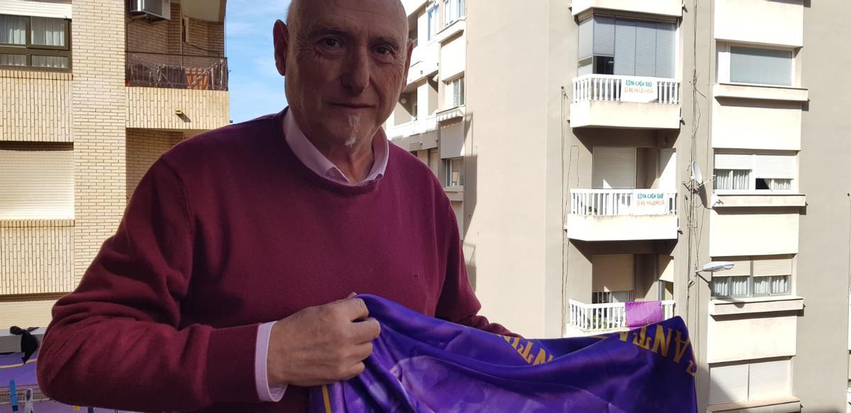 Virginio Torres, con su banderola con el crespón negro.