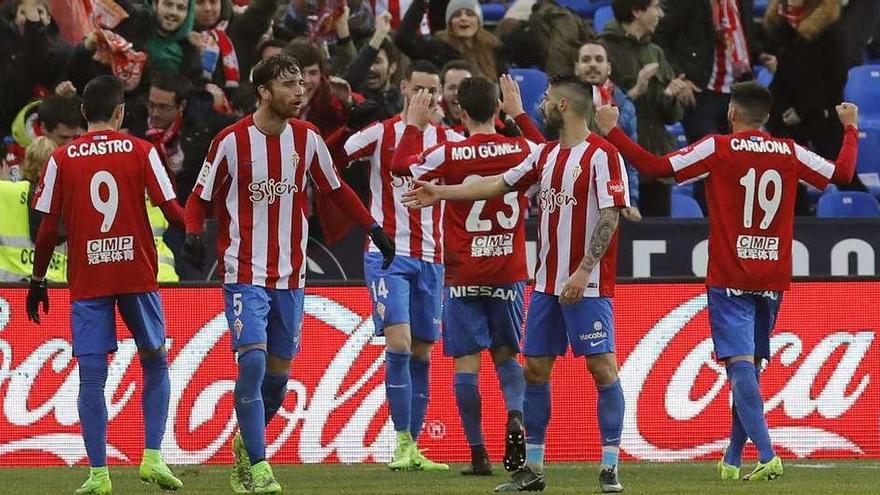 Los jugadores del Sporting celebran su segundo y definitivo gol en el campo del Leganés.