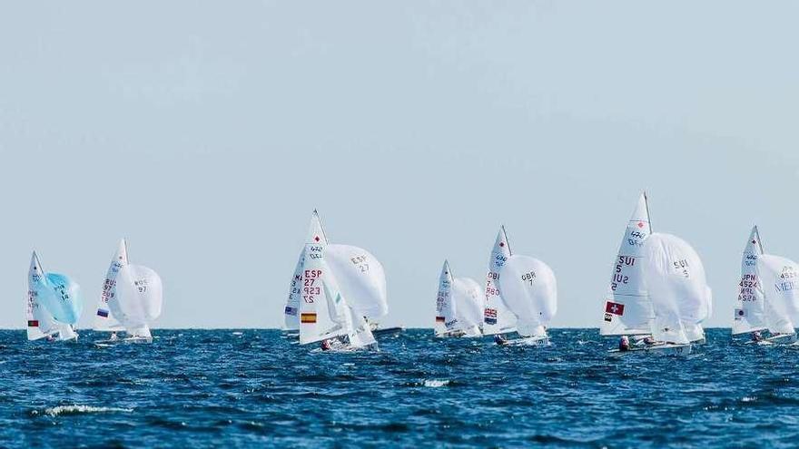 La embarcación de Sofía Toro (ESP27), en el medio de la flota durante la jornada de ayer.