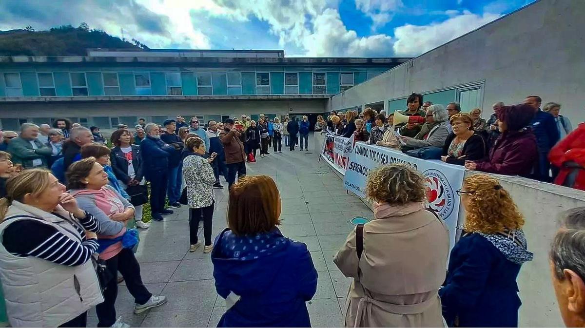 Una protesta vecinal frente al centro salud Sur.