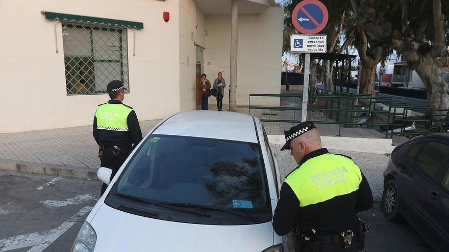 Investigada en Málaga por aparcar en zona para discapacitados con una tarjeta falsa