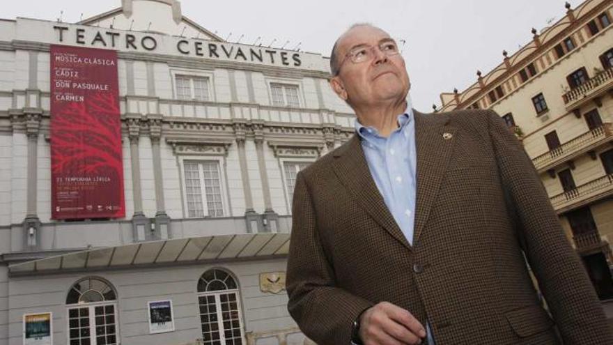 Cofrade. Agustín del Castillo delante del teatro donde mañana entrará como pregonero.