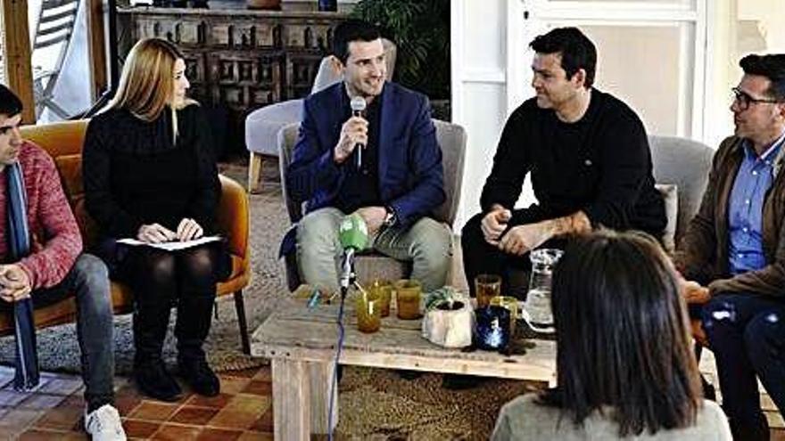 El alcalde, Marcos Serra, interviene, ayer, durante la presentación del &#039;showcooking&#039; junto a los cocineros.