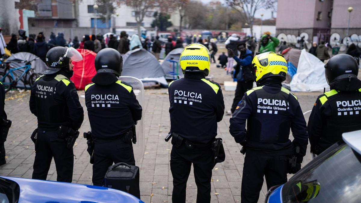 Operativo policial para desalojar la acampada que los desalojados del B9 montaron al día siguiente de la ocupación
