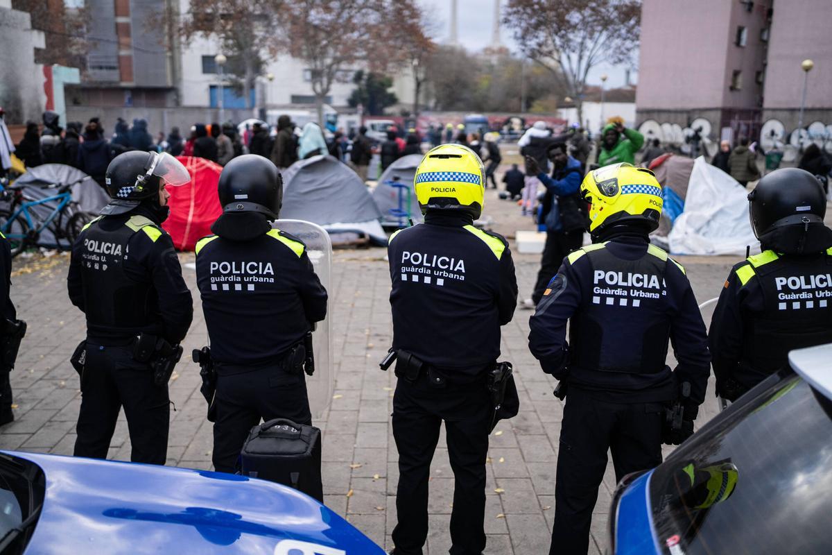 Operativo policial para desalojar la acampada que los desalojados del B9 montaron al día siguiente de la ocupación