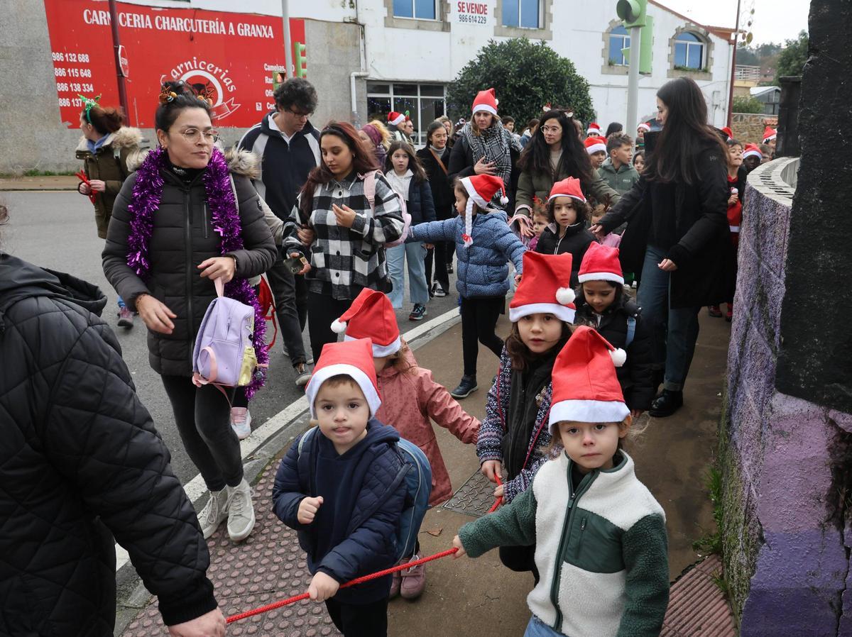 Los niños del colegio O Sello, en Cabral, recorren las calles para pedir el aguinaldo Los niños del colegio O Sello, en Cabral, recorren las calles para pedir el aguinaldo