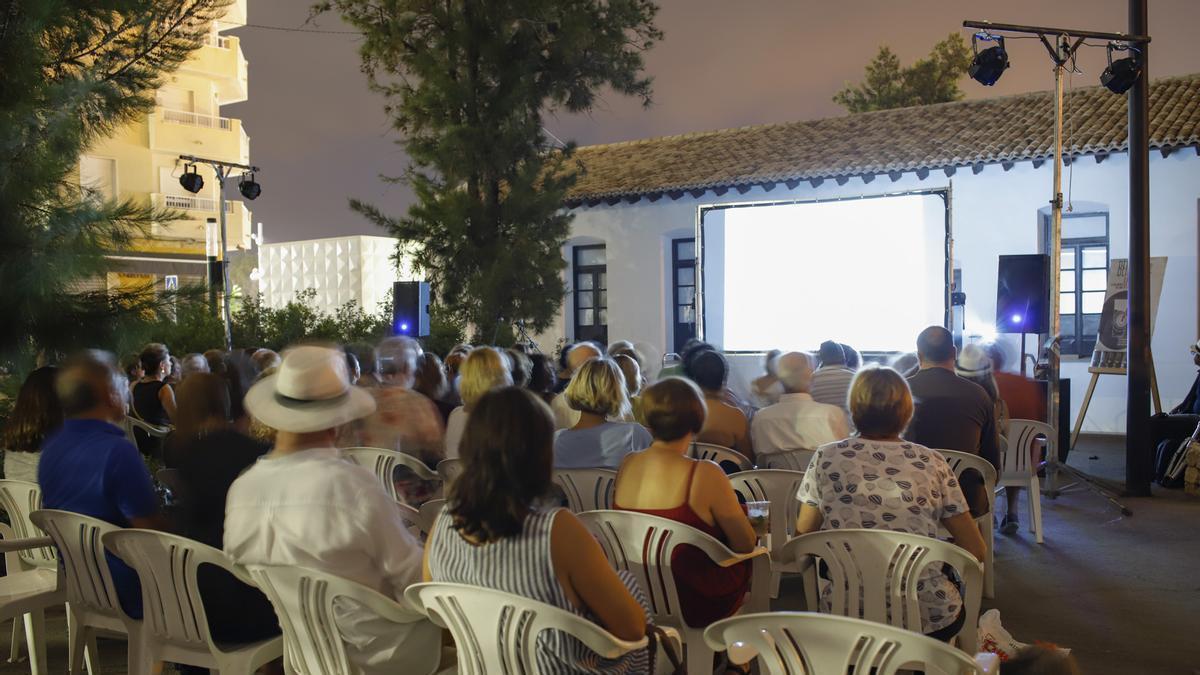 "Cine al carrer" supone el preámbulo del Festival de Cine de l' Alfàs.