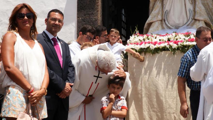 De izquierda a derecha, Olivia Duque, Oswaldo Betancort e Hipólito Cabrera, ayer, junto a la Virgen de Las Nieves.