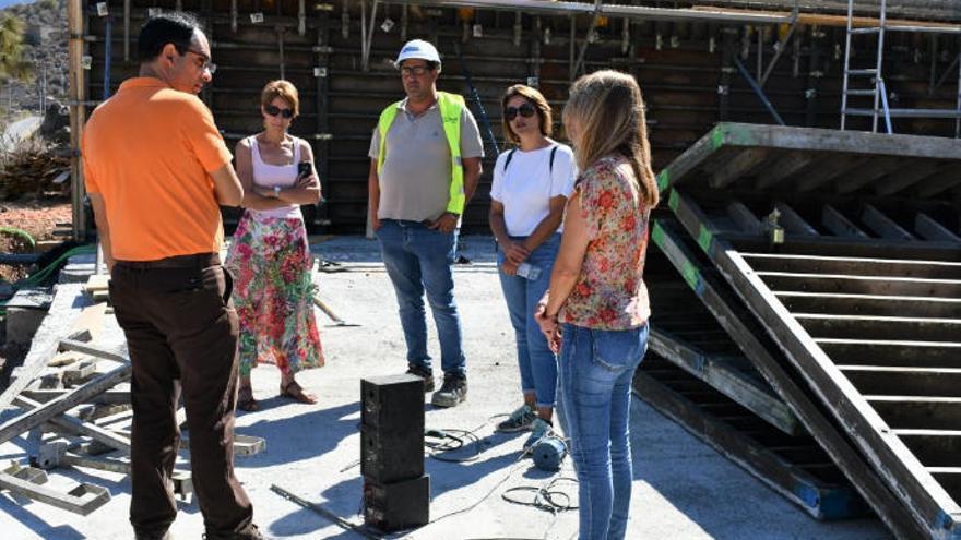 Onalia Bueno visita las obras de ampliación del cementerio de Mogán.