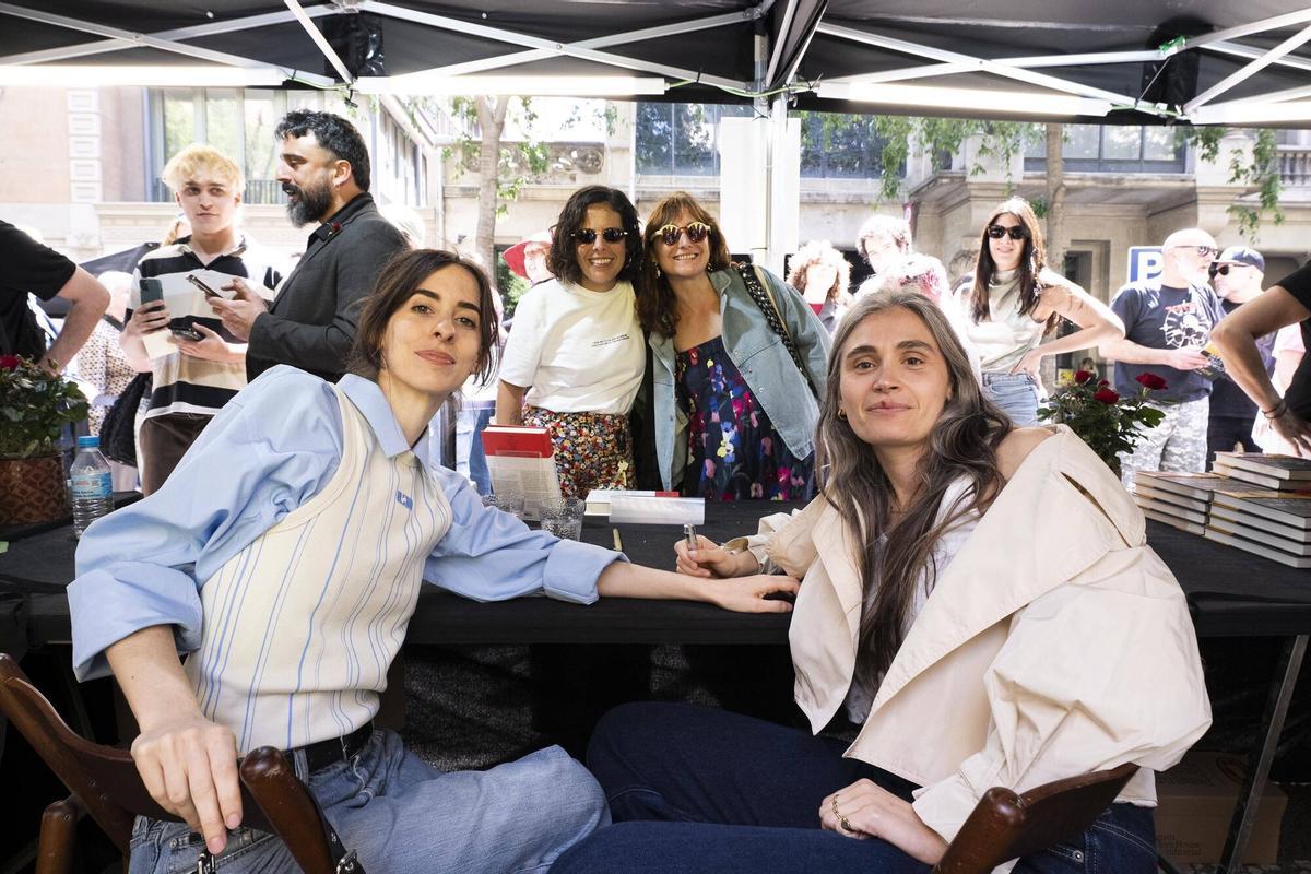 Barcelona 23/4/2026 Diada de Sant Jordi Carmen Urbita y Ana Garriga firman el libro a Mercedes y Maria Fotografía de Ferran Nadeu