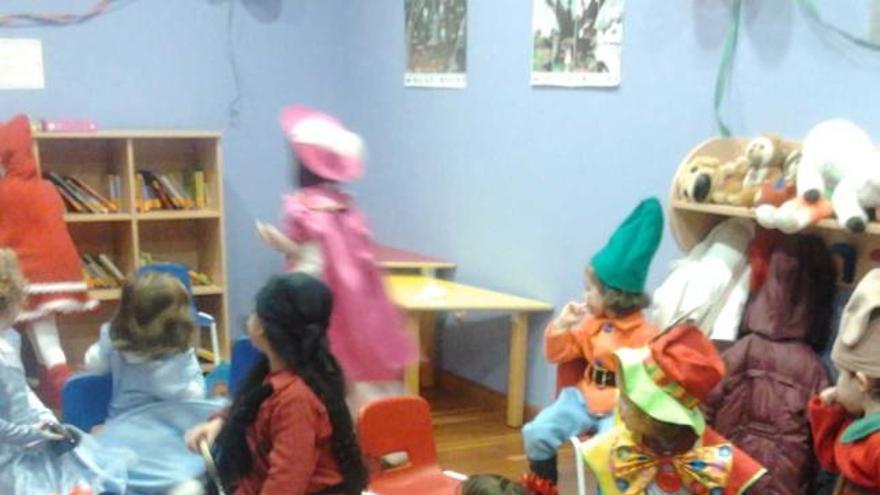 Niños en la bebeteca de la biblioteca el pasado Carnaval.