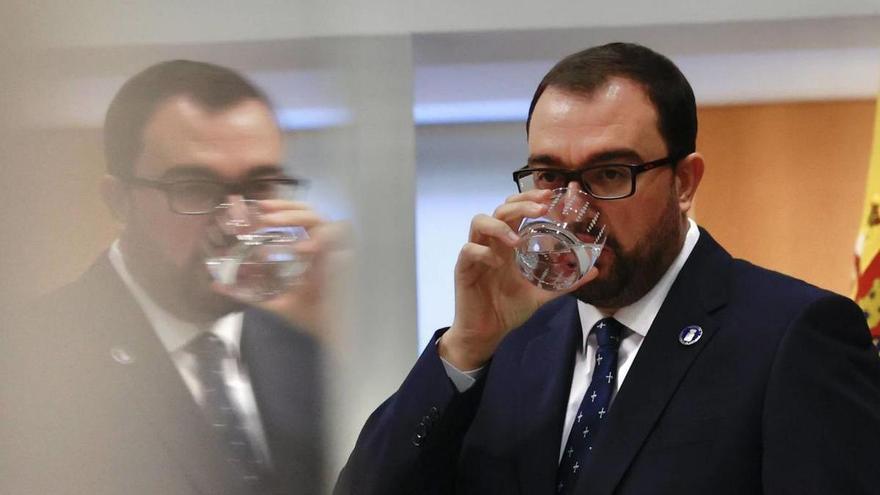 Adrián Barbón bebe agua en la sede de la Presidencia del Principado, el pasado martes. | Miki López