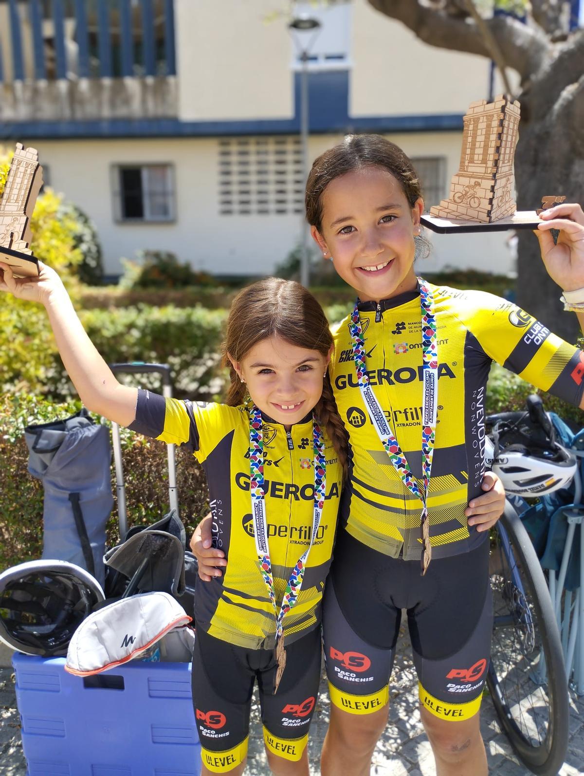 Kendall y  Bonell con los trofeos conseguidos en la prueba de Daimús.